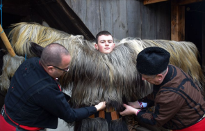 кукери гонят злото звонци костюми чауши