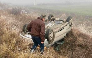 пример двама мъже извадиха катастрофирал шофьор обърната кола спасиха живота