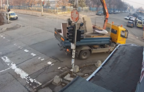 камион вдигнат кран кофа свлече светофари столично кръстовище видео