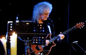 чарлз iii удостои рицарско звание брайън мей куин видео