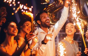 новогодишни поверия света дания трошат чинии мексиканците носят червено бельо