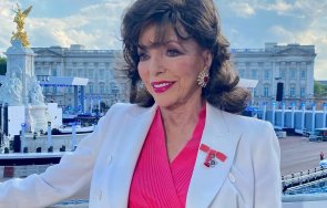 годишната легенда джоан колинс шокира феновете снимка бански