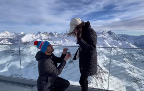 романтично предложение актьор братя сгоди алпите