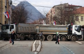 сърбите премахват барикадите северно косово