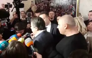 скандално киро асен частна охрана парламента дебеловрат бодигард бръсната глава пази гърба