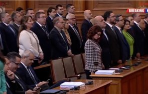 скандал парламента костадинов възраждане депутатите уважиха химна снимки живо
