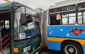 тролей автобус удариха лъвов мост блокираха трафика