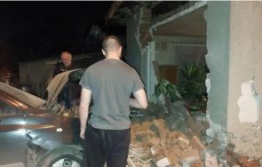 кола се вряза в къща искър