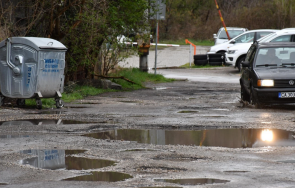 жители лагера сами ремонтират пътя блока