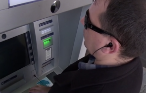 незрящите хора нас вече сами теглят пари банкомат