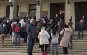 цяла нощ хора чакат опашка централния вход бнб монета христо ботев