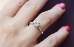 жена откри годежния пръстен години тоалетна чиния