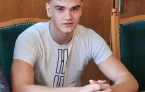 младеж извадил богоявленския кръст дарява наградата лечение дете