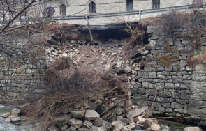 пропадна част пътя троянския манастир