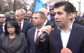 горещо пик протестиращи освиркват кирил петков дадоха фенер предател живо