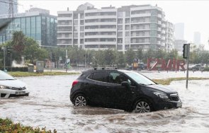 проливен дъжд наводни измир