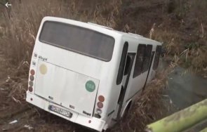 пътнически автобус падна река сливенско село снимка