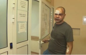нападнатият медик враца удряха юмруци лакти колене избити зъби останалите клатят