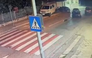 запис улавя шофьор бягащ патрулка блъска пешеходец видео