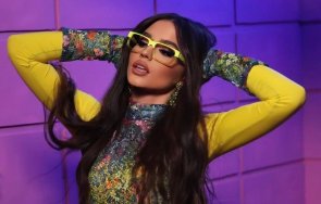 млада фолк певица супер скъп автомобил купи снимка