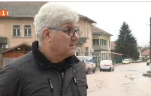 ситуацията гъмзово убийството шише ракия местните хора искат изселване семействата извършителите