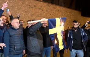 турци изгориха знамето швеция видео