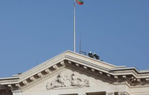 сградата министерския съвет пострада заради бурния вятър снимки