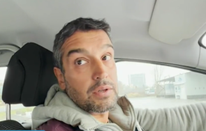 пълен абсурд мъж купи скъпа кола данъчните доставиха без двигател части