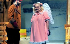 тони димитрова играе щастливо прасе