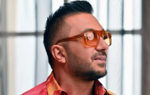 коцето захвърли дрехи задръжки мацка изпусна сапуна остана гащи