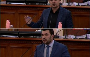 първо пик парламента заговориха чекиджийство пластмасови играчки ръчички трибуната възбудиха обновена снимки