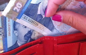 икономист хората прибягват спестяванията момента