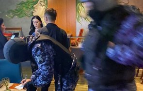 руски ресторант арестуваха двойка заради разговор войната