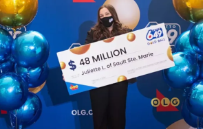 луд късмет годишна студентка спечели джакпот млн долара лотарията