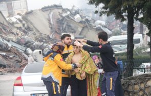 сърцераздирателни снимки разплакаха света вижте вадят бебета деца жени рухналите сгради турция