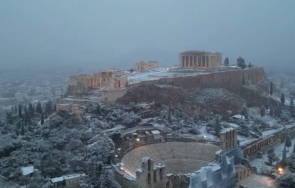 снежна буря затвори училища магазини атина видео снимки