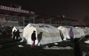 апокалисис превръщат стадиони турция лагери пострадалите земетресенията снимки