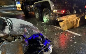 ПО ТЪМНА ДОБА: Кола се вряза в снегорин в София (СНИМКИ)