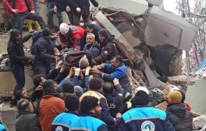 чудо турция 150 часа развалините бяха спасени четирима сред тях три деца