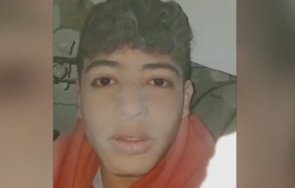 разтърсващи кадри сирийско момче засне телефона развалините видео