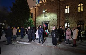 горещо пик доскоро коленичещите радев истерясаха излизат протест снимки живо