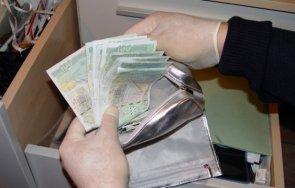 продавач бензиностанция задигна бона касата