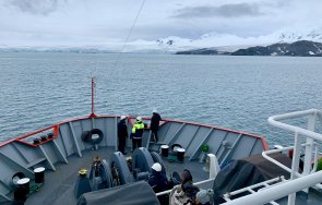 полярният кораб акостира остров ливингстън