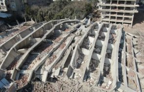 цинизъм рухнала сграда турция остана табелата устойчива земетресения снимки