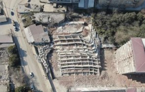 цинизъм рухнала сграда турция остана табелата устойчива земетресения снимки