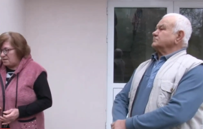 мъж нахлу съседите брадва