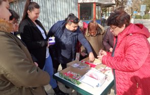 ученици правят продават мартеници помощ пострадалите разрушителните земетресения