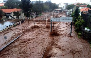 наводнения бразилия взеха жертви сред тях деца