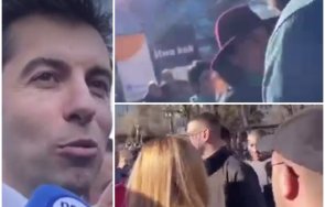 чака видеото горещо пик нов екшън киро петков бяга неудобни въпроси охраната блъска журналисти видео