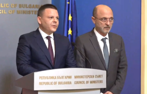 горещо пик правителственият авиоотряд заема спешната помощ въздуха живо